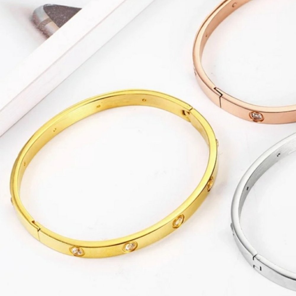 *NEW Yellow Gold Round Diamond Bangle Bracelet - Picture 5 of 5